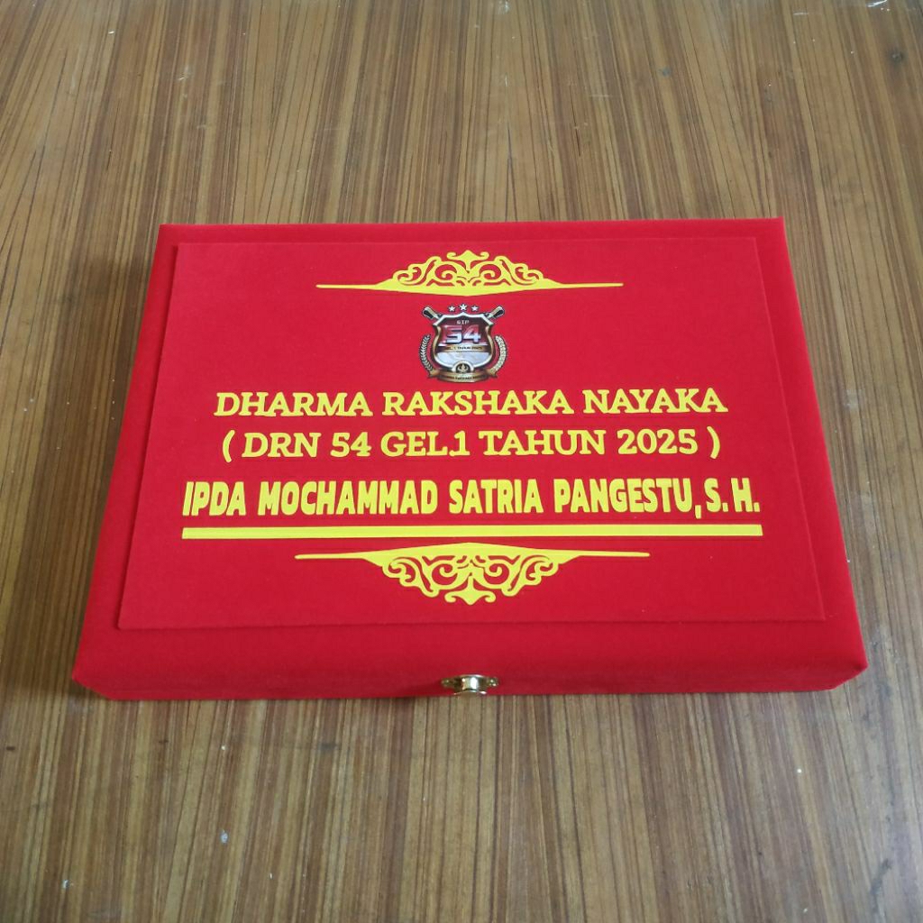 

box souvernir souvenir kotak pangkat polisi beludru ukuran 35x35 bordir
