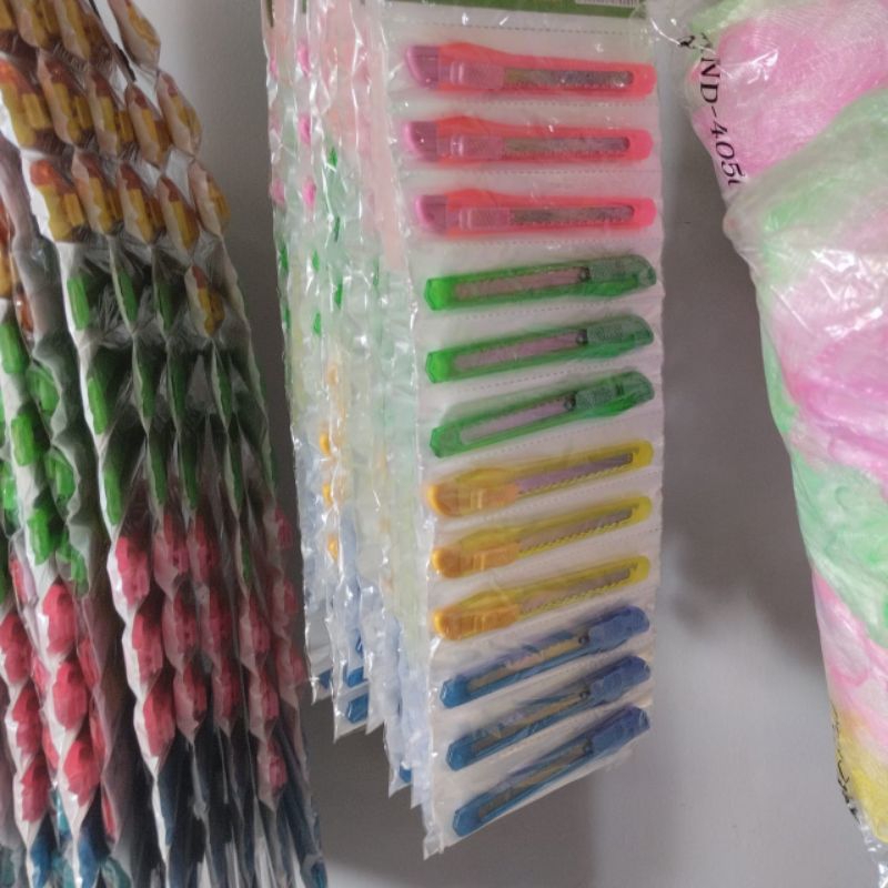 

Cutter Sedang Kuat Stainless Warna Warni Murah / Cutter Renteng 12 Pcs