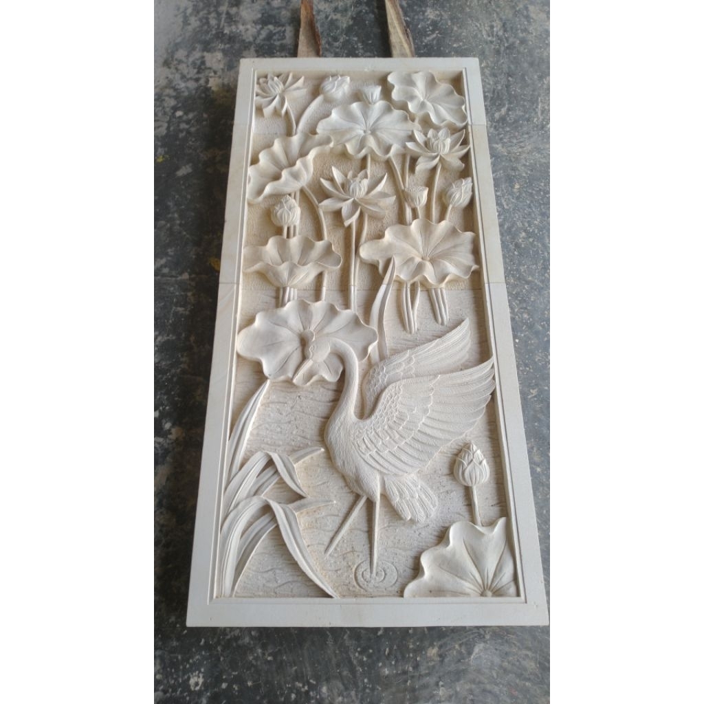 Relief batu alam motif bangau bunga lotus hiasan dinding