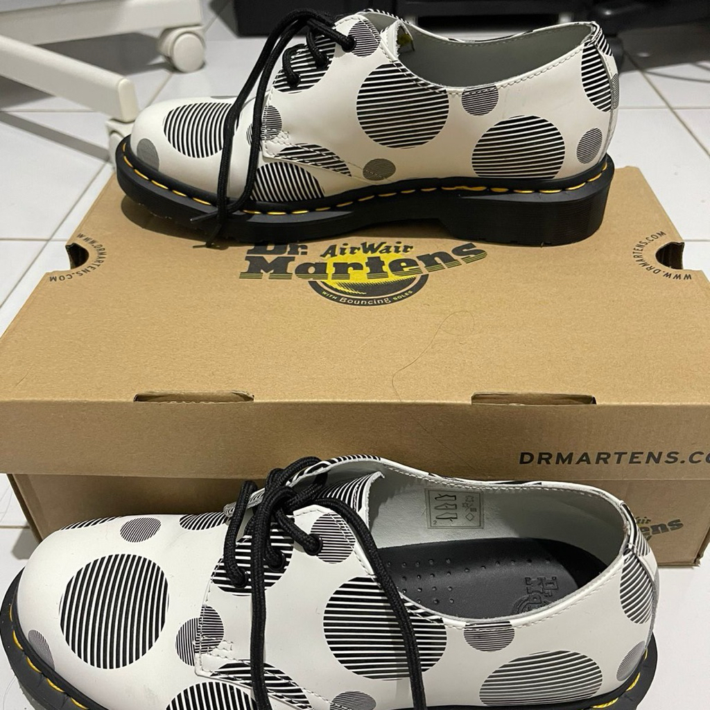 DR Martens 1461 black+white polkadot smooth original.