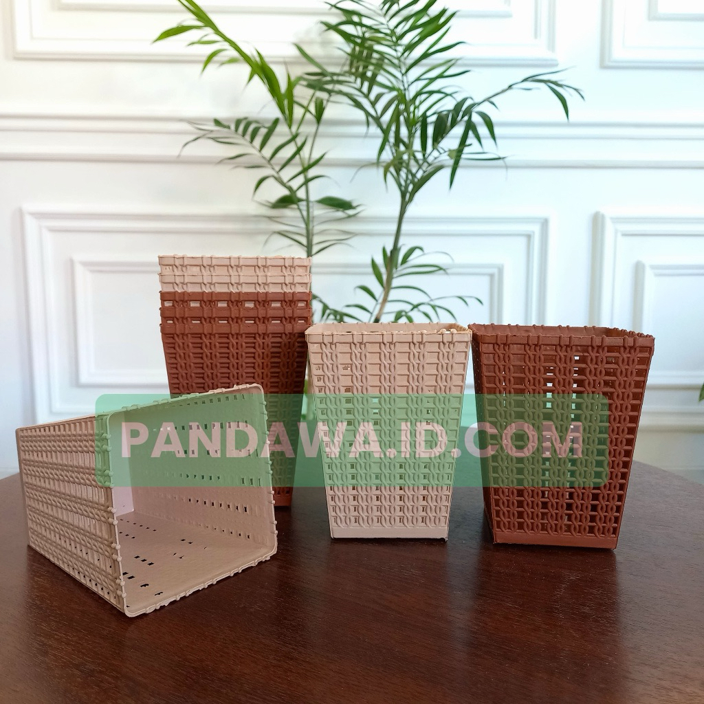 

Kranjang anyaman plastik serba guna / tempat pensil ,sendok ,sisir,atk dll