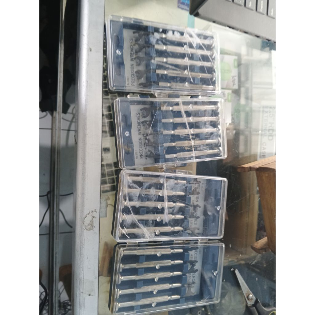 kunci/obeng engsel laptop, kunci mini, kunci/obeng bisa untuk mengendorkan dan mengencangkan engsel 