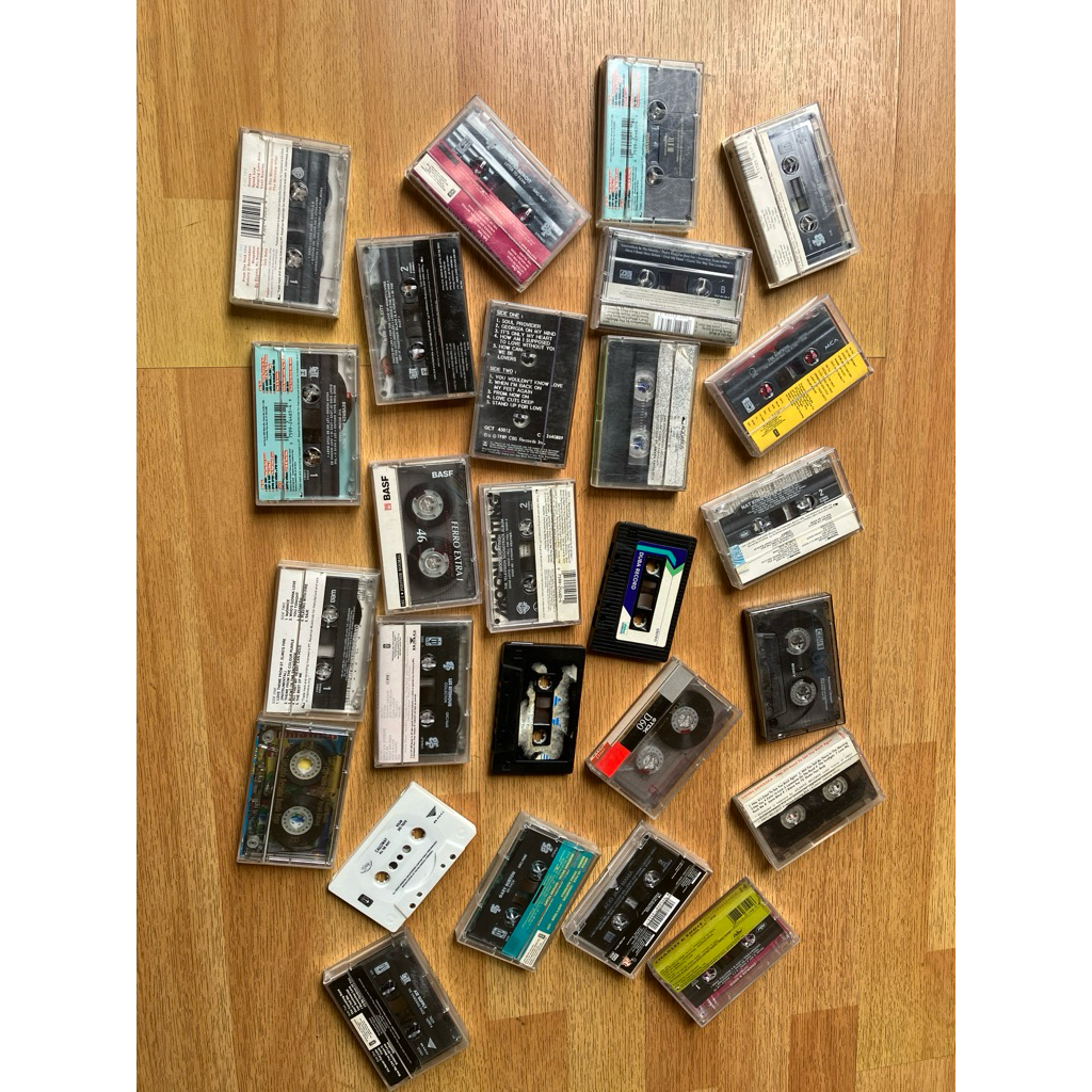 tape/ kaset pita bekas (bisa untuk dekorasi vintage)