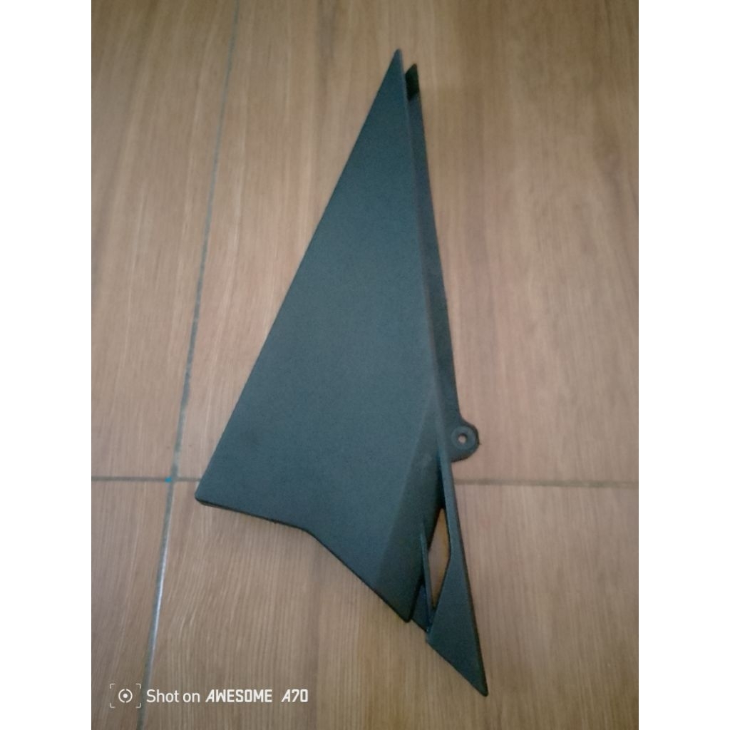 cover side KANAN tutup aki  Yamaha Vixion new 1pa bekas ori