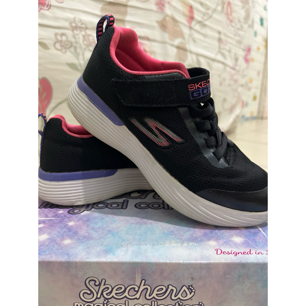 PRELOVED Sepatu sekolah anak/Sepatu sekolah skechers/Sepatu skechers go run/Sepatu sekolah/Sepatu an