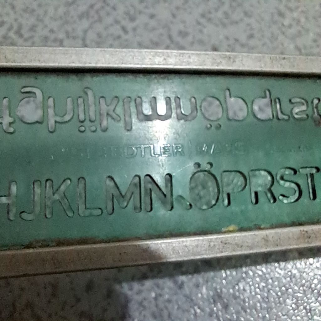 

Cetakan pola lettering guide huruf angka Staedtler Mars 574 06 6 mm buatan Jerman