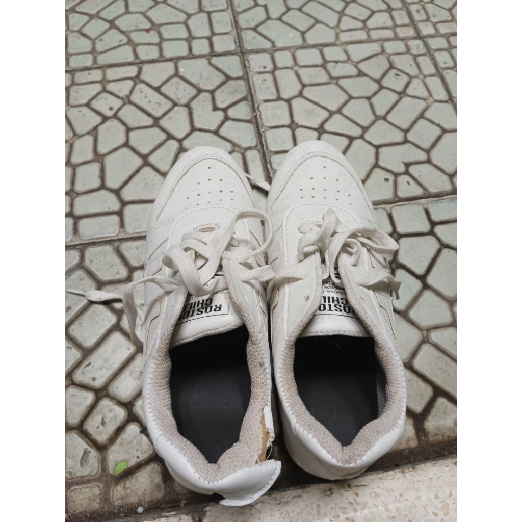 preloved sepatu olahraga