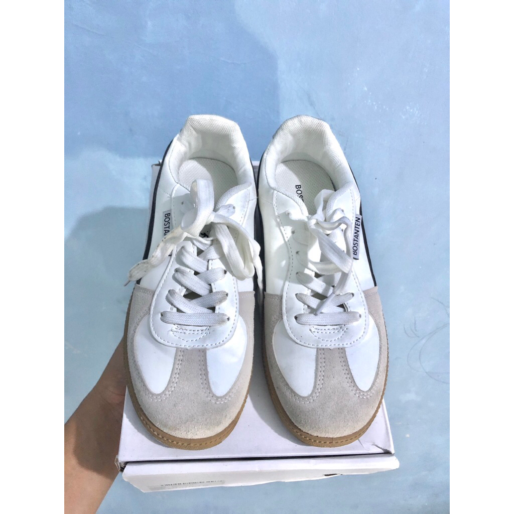 Sepatu kets krem hitam Bostanten.