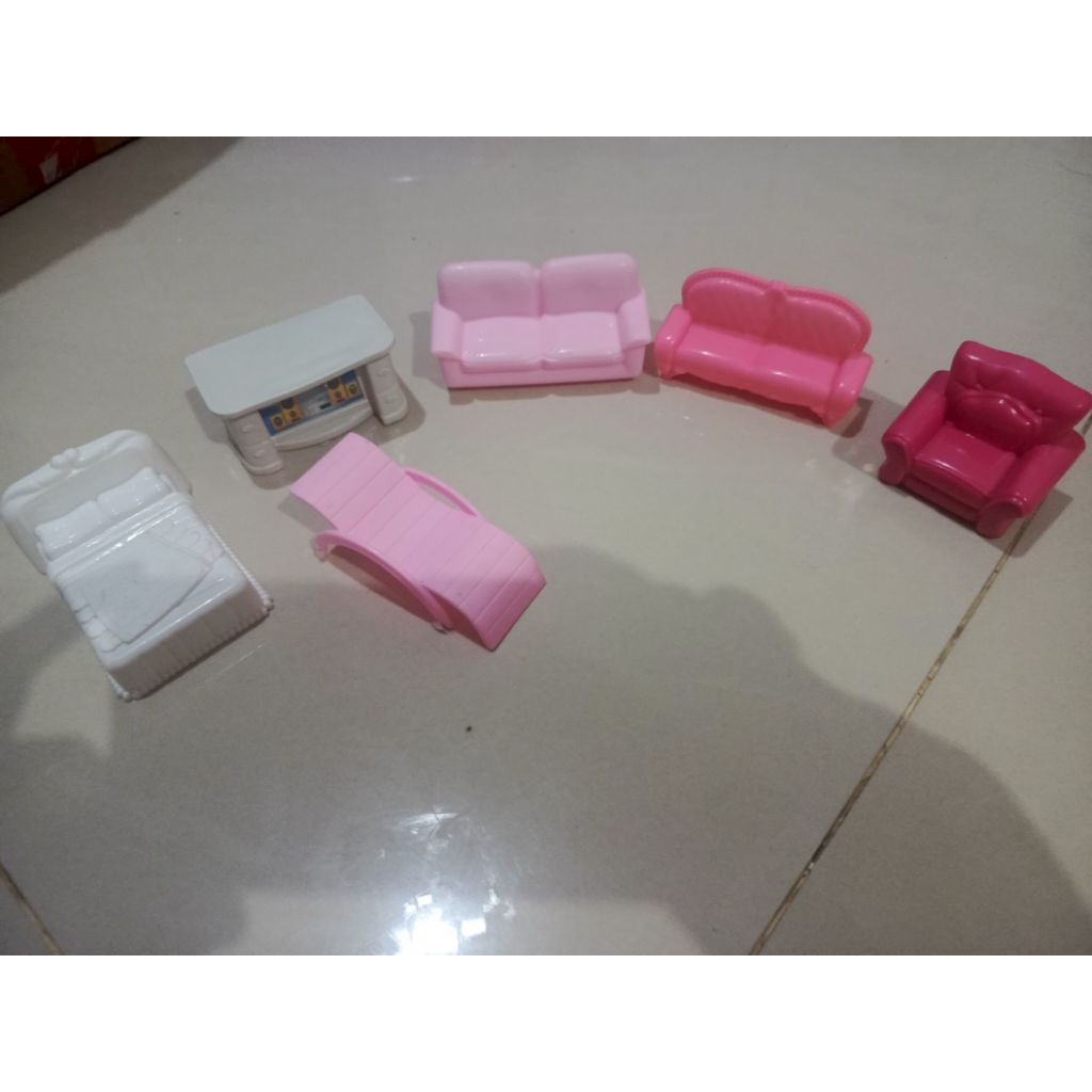 Perabotan perlengkapan barbie