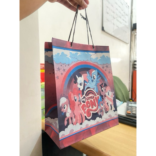 

STOK TERBATAS! Paper Bag Souvenir Karakter UNICORN Ukuran 20 x 25 x 10 - UNICORN