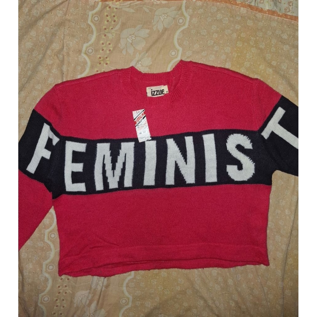 Sweater Crop Rajut Izzue "FEMINIST" – Pink Hitam