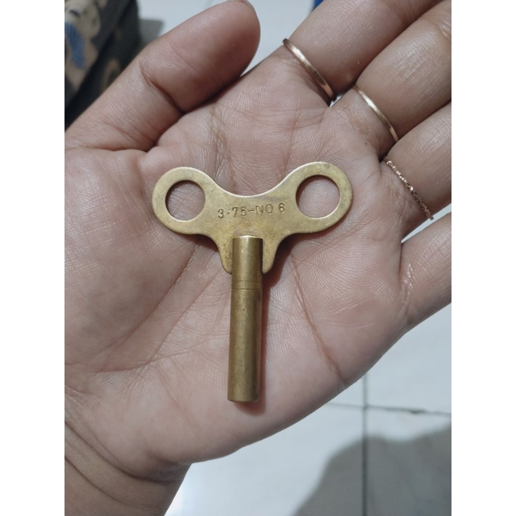 kunci pemutar jam antik kuno