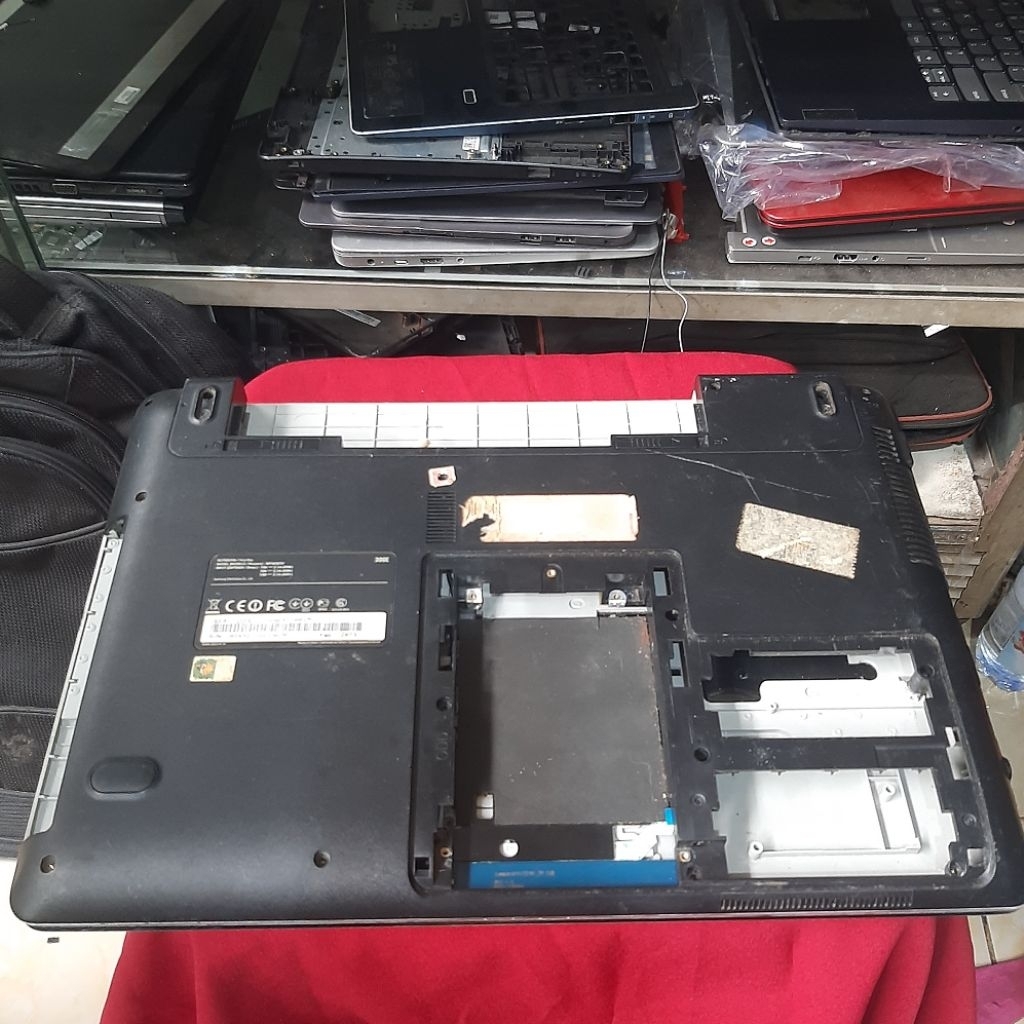 Casing Laptop Samsung NP300E4V