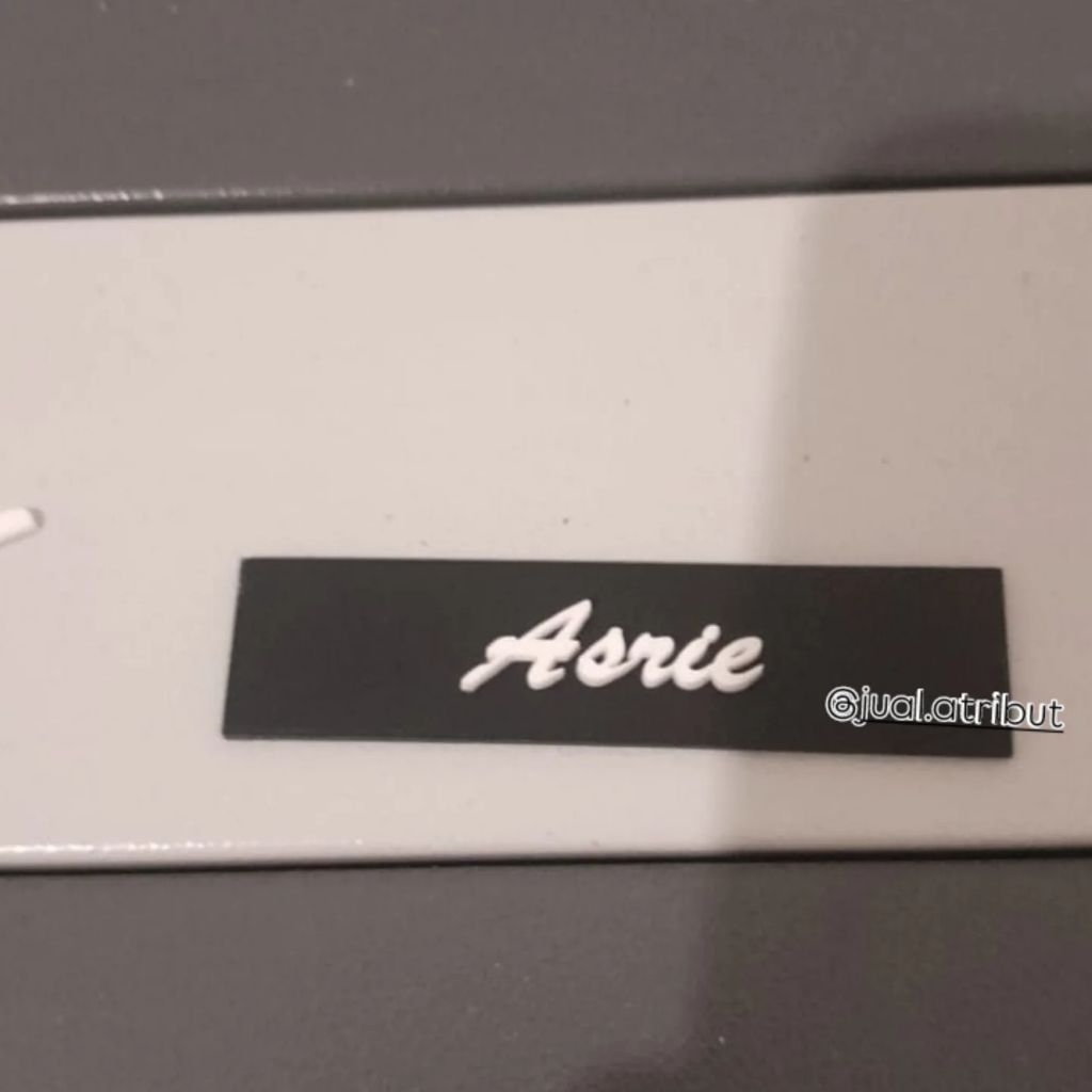 

Name tag timbul 3D huruf latin 2x8/2,5x8