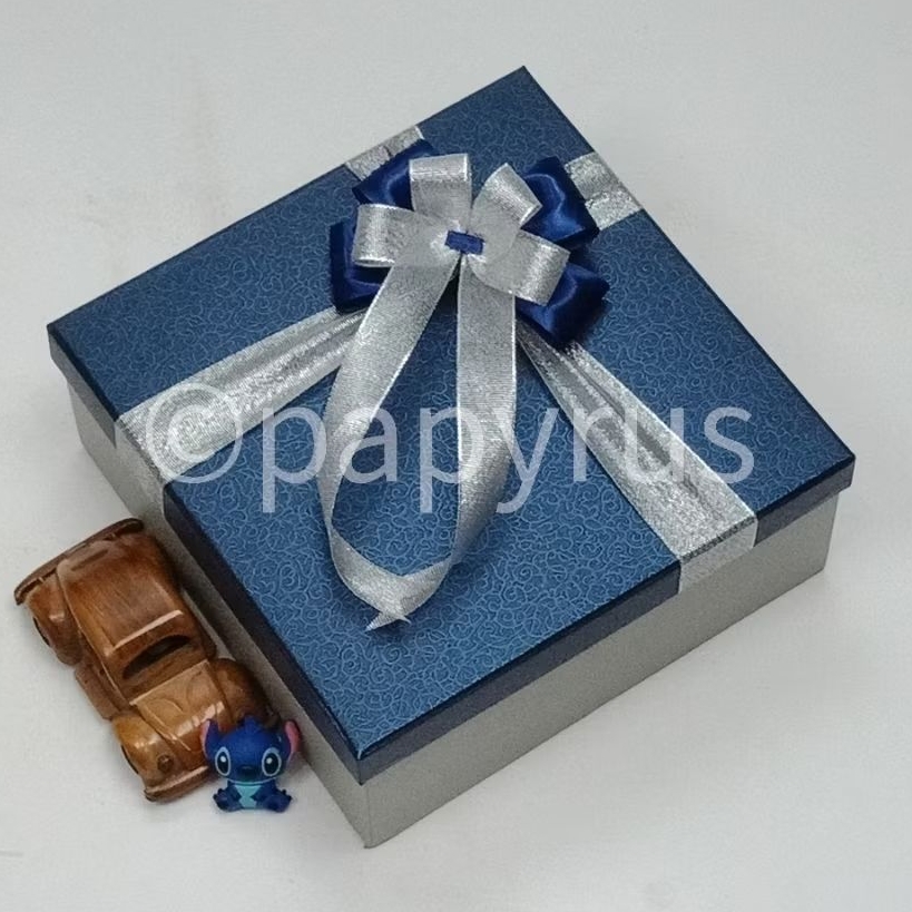 

PAPYRUS Kombinasi 25x25 Tinggi 10cm Kotak Kado Gift Box V2