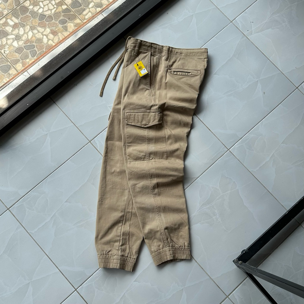 UNIQLO CARGO JOGGER PANTS