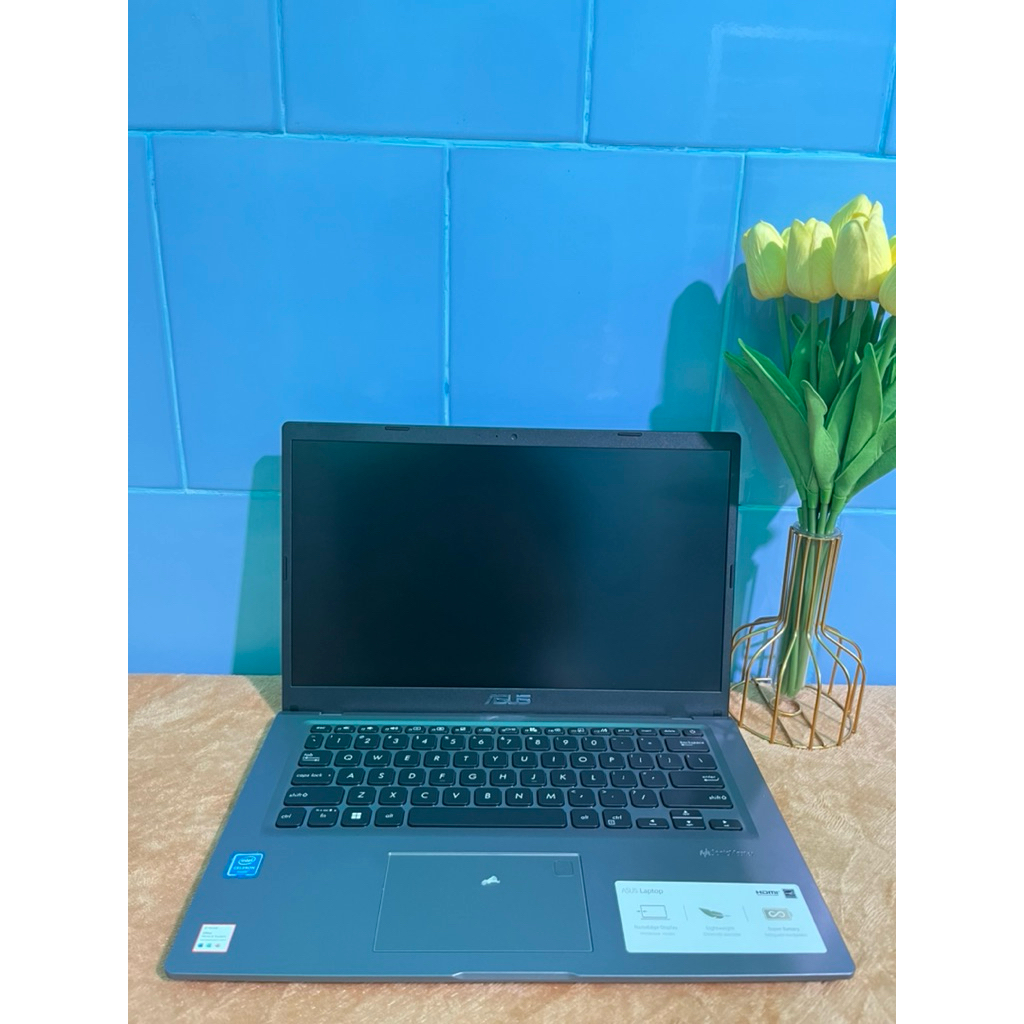 Laptop Asus. Prosesor Intel celeron . RAM 4 GB. SSD 256 GB