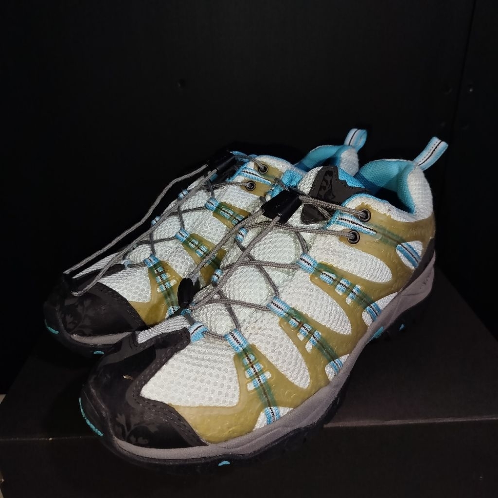 Sepatu Outdoor Wanita Bekas Size 39