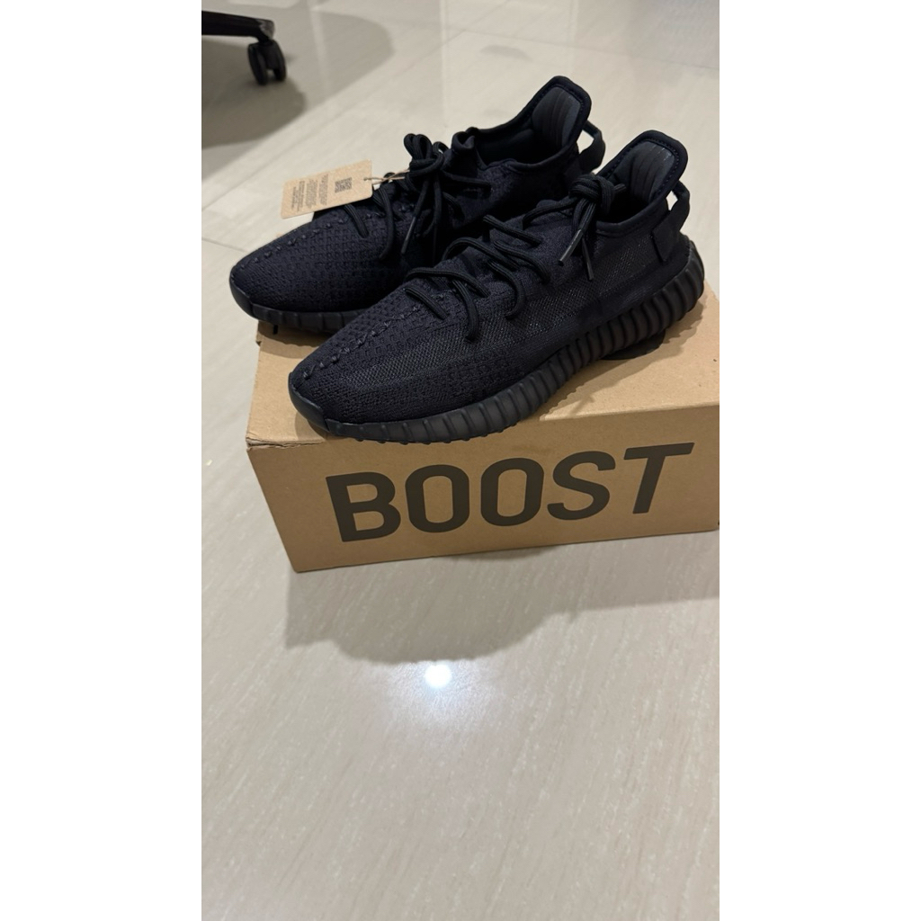 Yeezy Boost 350 V2 Onyx Black sz 42 us 8 1/2