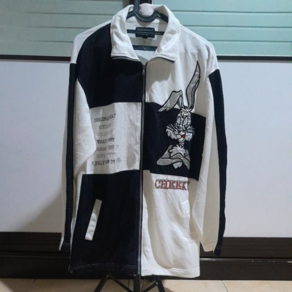 jaket comodore hitam putih