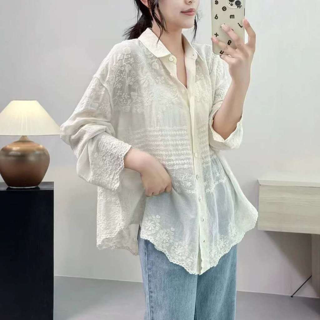 Kemeja Brokat Putih Lengan Panjang Elegan – Blus Wanita Motif Renda Stylish dan Anggun