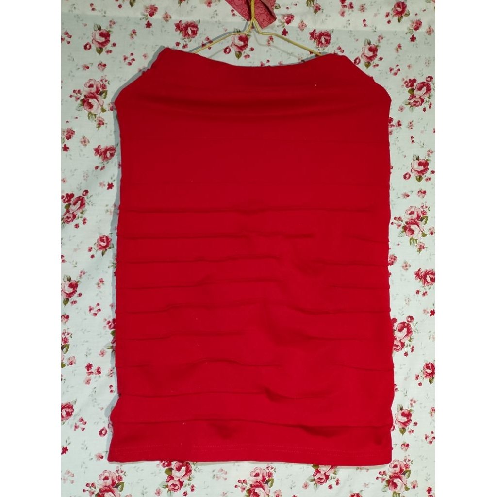 Rok span warna merah