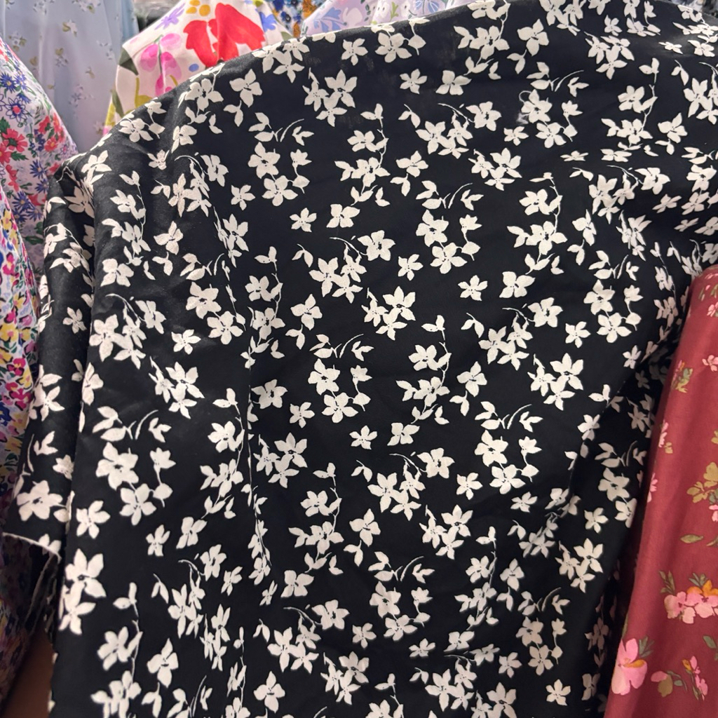 Katun Poplin Motif Bunga Hitam Putih – Kain Adem untuk Dress & Blouse