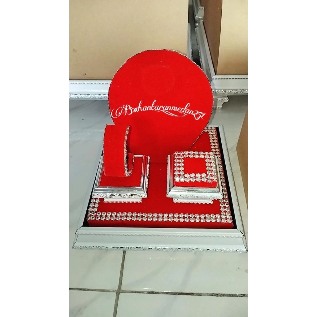 manekin set perhiasan