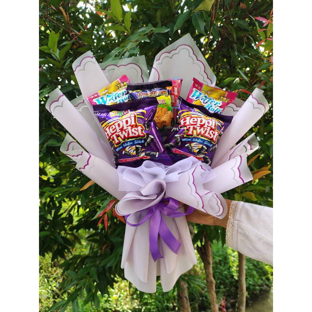 

B Buket Snack Ready Stock Siap Kirim Kado Hadiah Ulang Tahun / Birthday Buket Wisuda / graduation Buket Jajanan Wrapping Cellophane [Free Packing Kardus] | Bouquet wisuda | Buket snack Murah Bingkisan Ulang Tahun Bucket snack solo Kado unik
