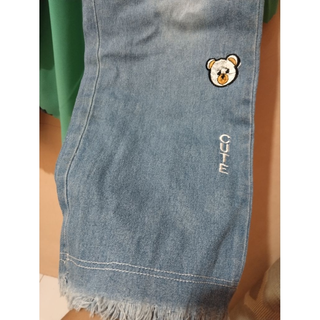 PRELOVED CELANA ANAK CEWE JEANS RAWIS