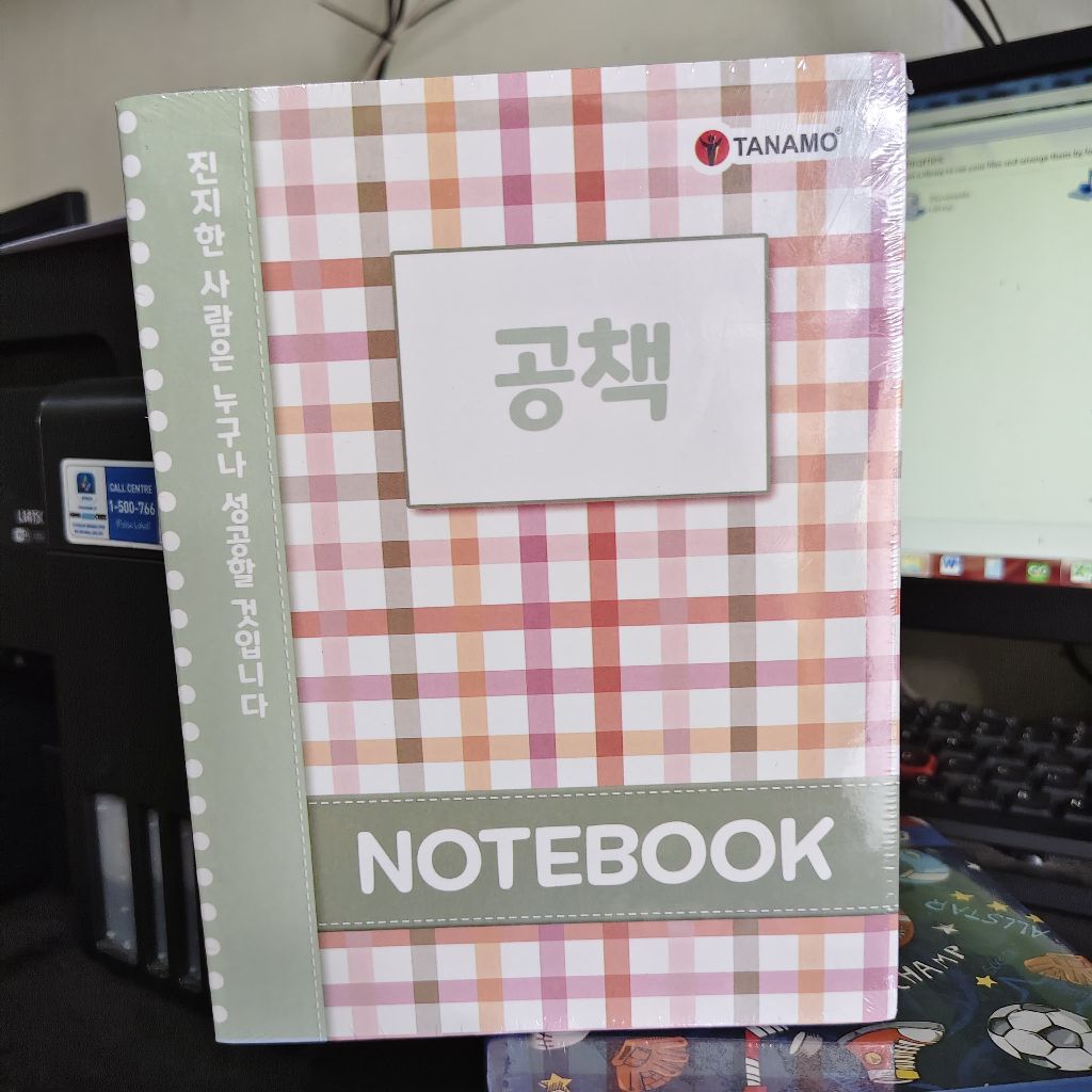 

( 1 Pack isi 5 Buku ) Buku Tulis isi 98 lembar ada hekter di tengah nya ( tidak berwarna )