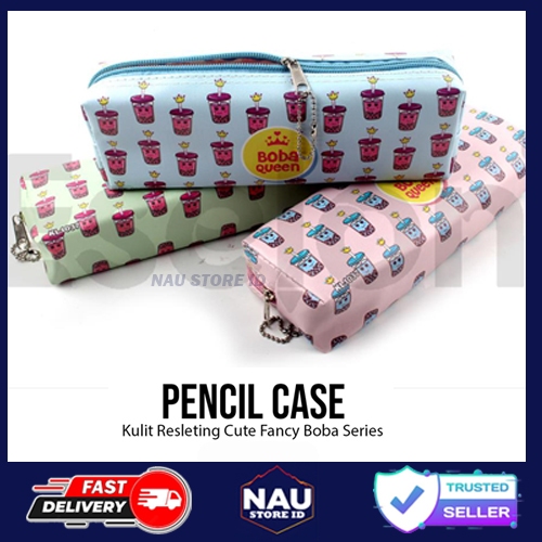 

Tempat Pensil Kulit Fancy Motif Boba - Resleting Halus , Motif Boba Lucu, Bahan Kulit Berkualitas & Muat Banyak | KL 1037 / 1004