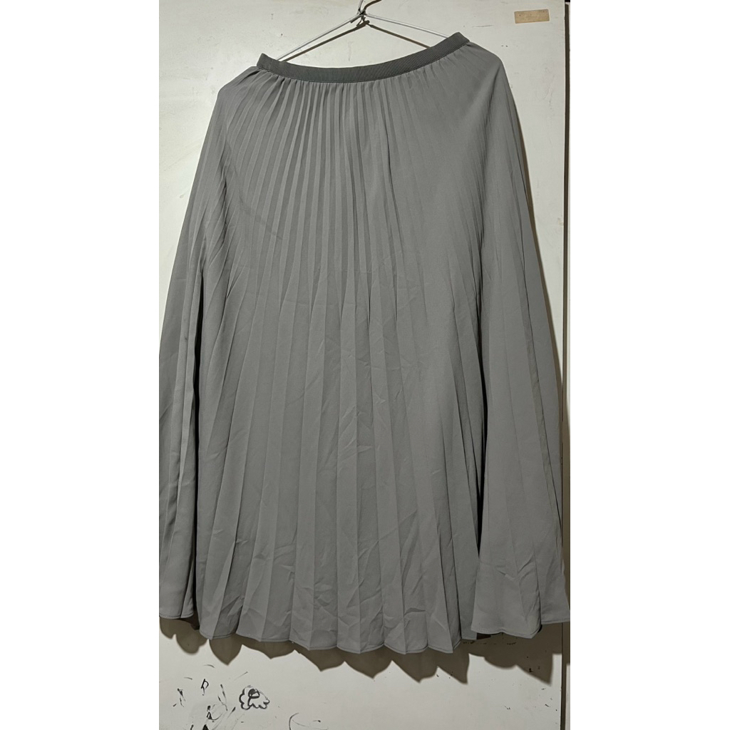 preloved rok plisket uniqlo