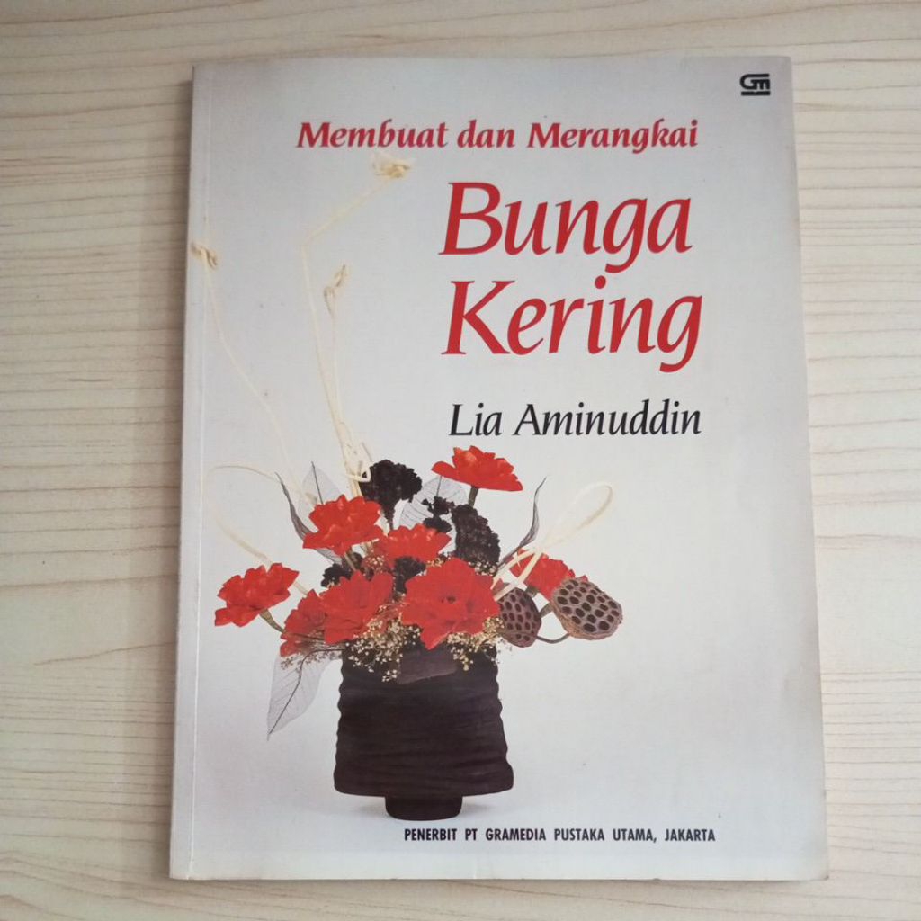 BUKU MEMBUAT DAN MERANGKAI BUNGA KERING OLEH LIA AMINUDDIN