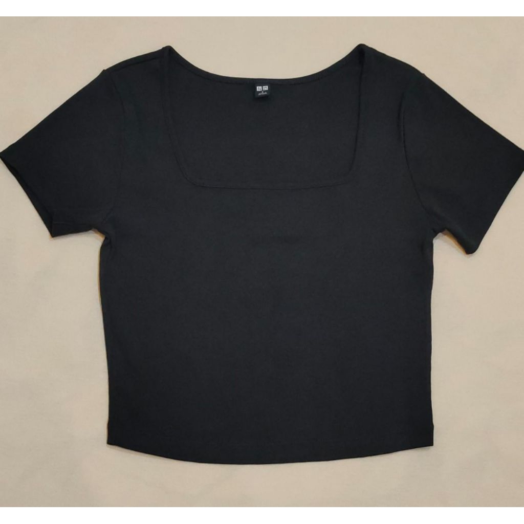 ATASAN CROP UNIQLO WARNA HITAM