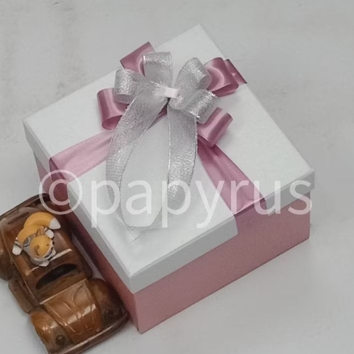 

PAPYRUS Kombinasi 15x15 Tinggi 10cm Kotak Kado Gift Box V2