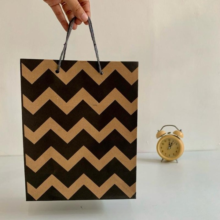 

Paperbag Tas Jinjing Mini Kado Hadiah Motif Zigzag Isi 12 Pcs Ukuran 20 x 10 x 25 ( P x L x T)