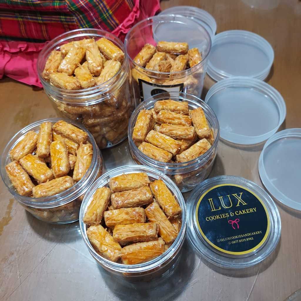 

Kue Kering Kastengel Premium Homemade Lux Cookies & Cakery