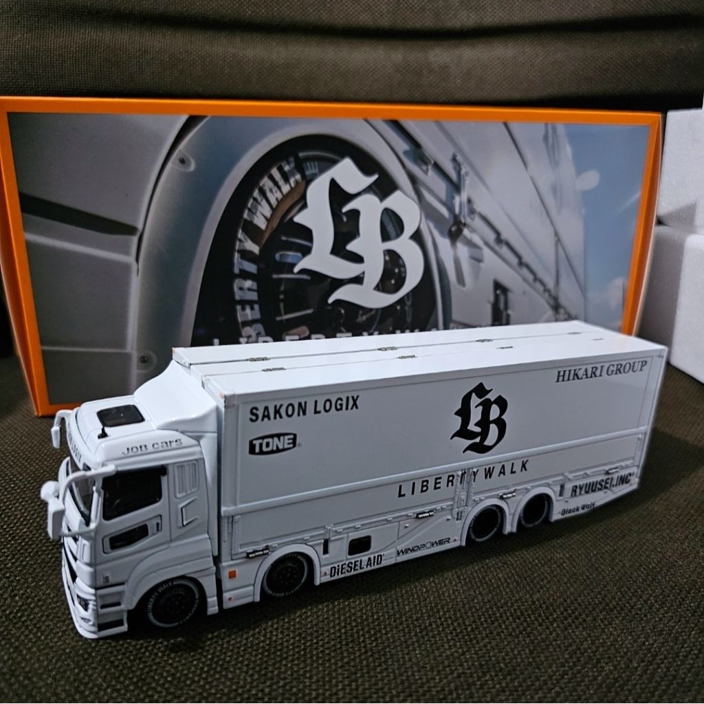GCD LBWK White Truck Transporter 1:64
