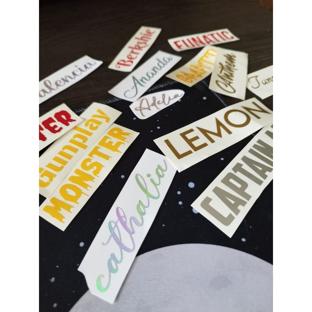 

Sticker cutting custom (Nama, Nama anak, Logo, Glossy, Tahan air)