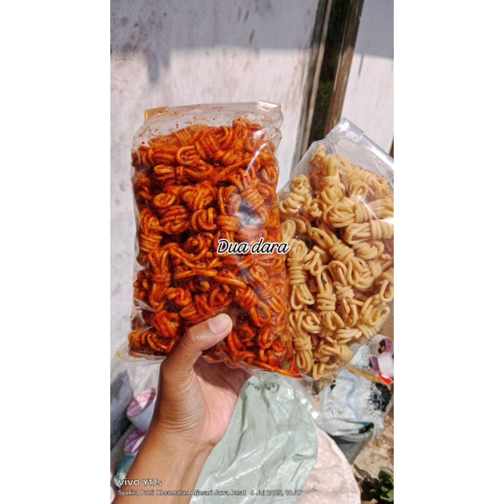 

Bundling paket hemat 1kg Mie gulung, 500gr pedas 500gr original daun jeruk
