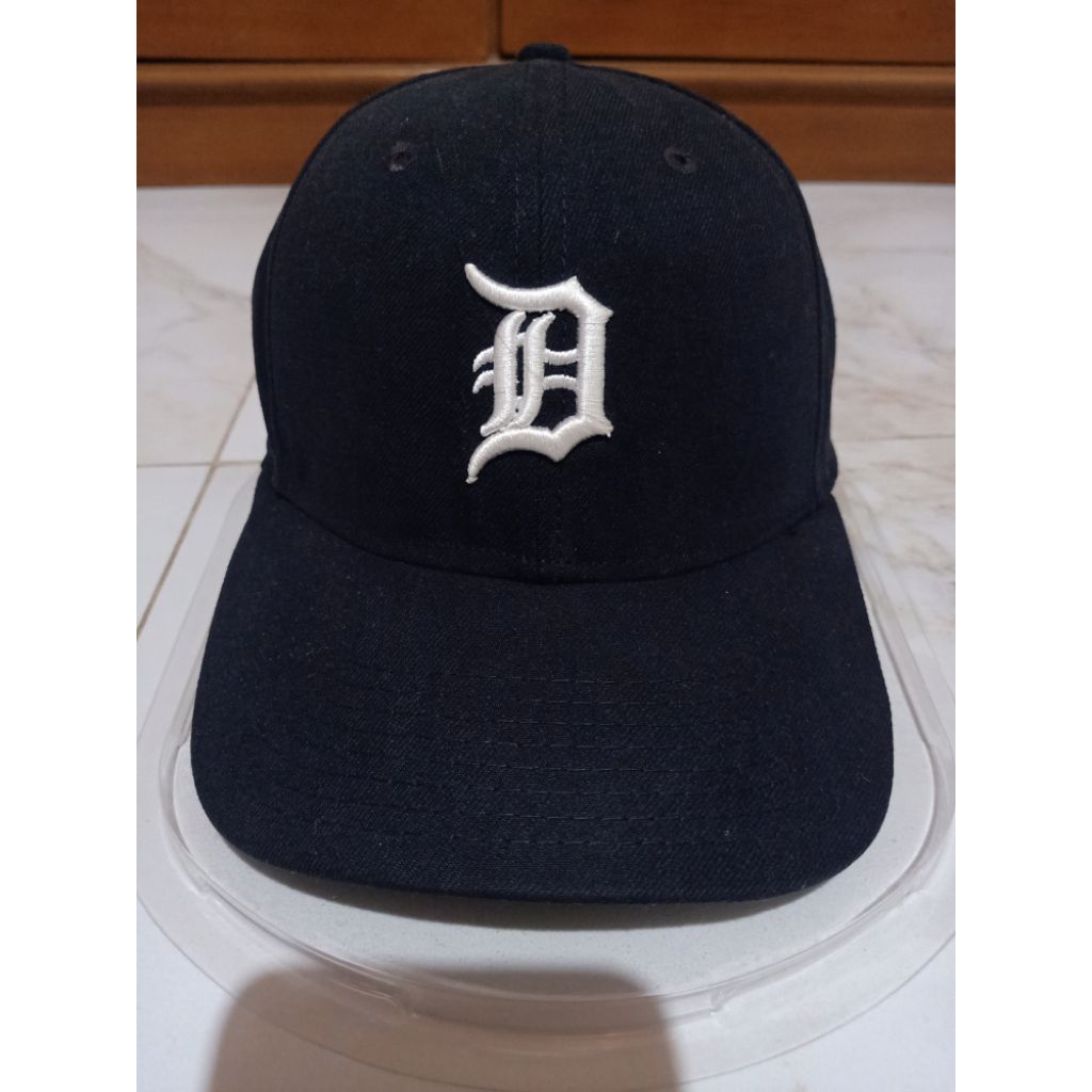 Topi newera ori logo D