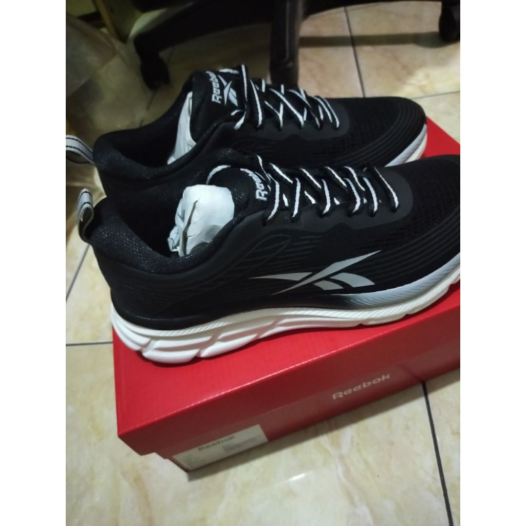 Preloved - Sepatu running Reebok Road Strider Woman