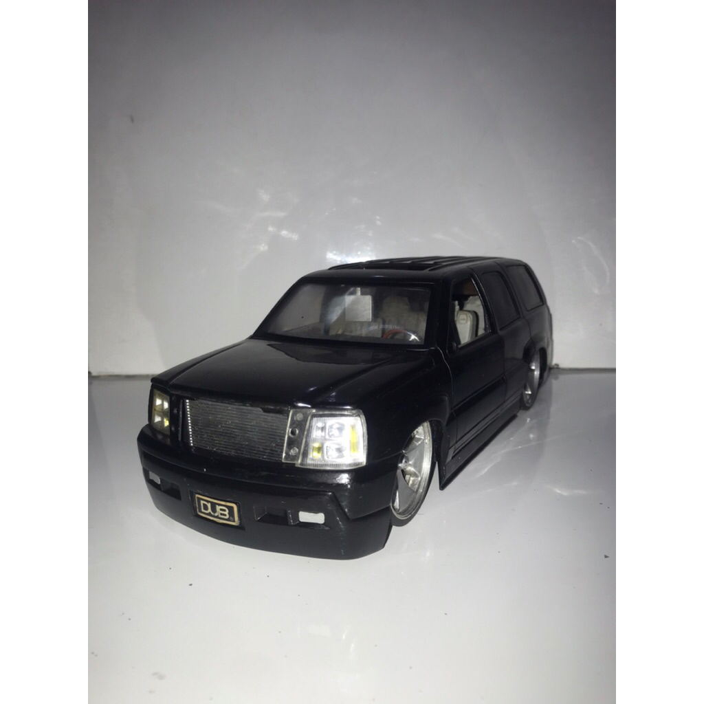Diecast 1/18 2002 cadilac escalade JADA