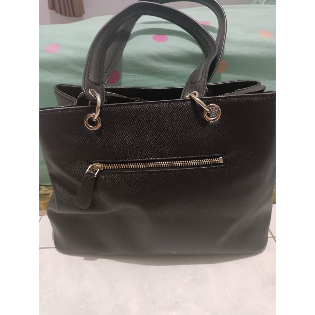 Tas Wanita warna Hitam preloved - GUESS