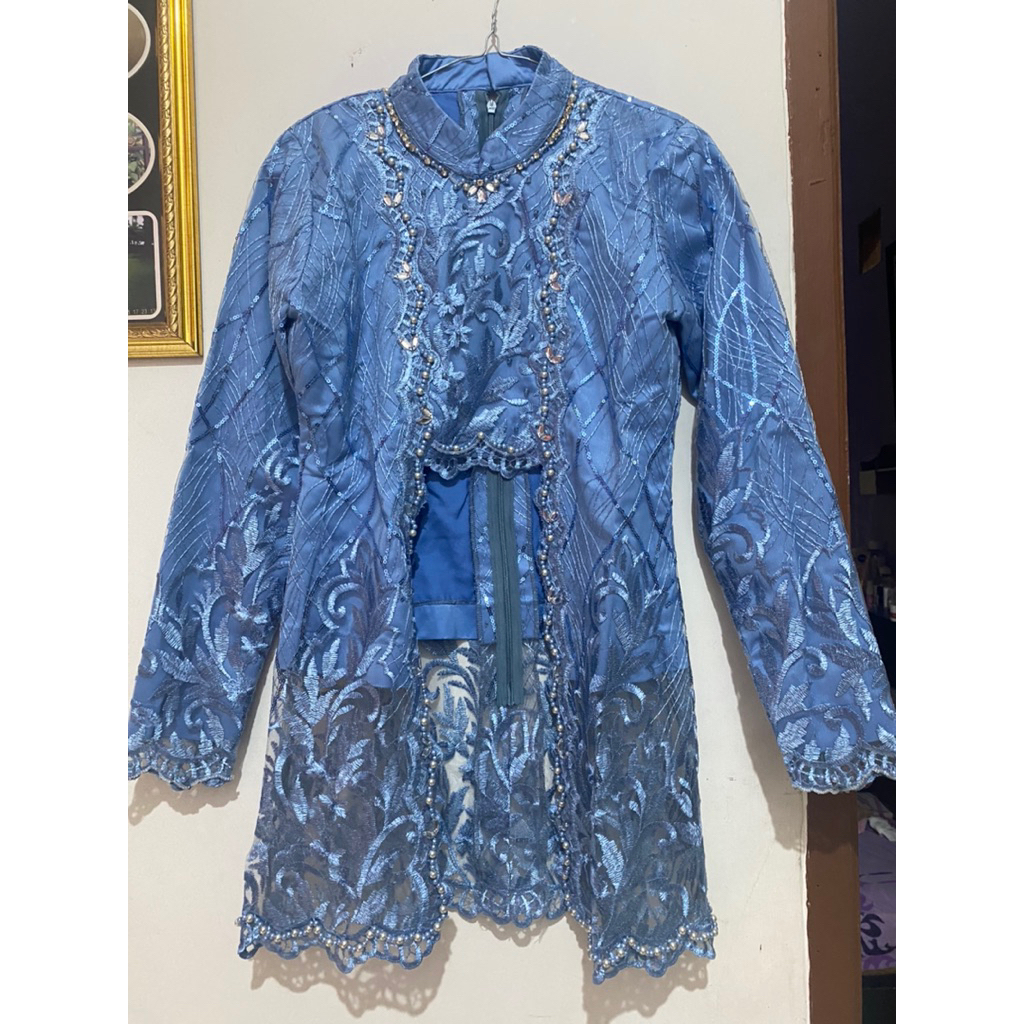 Kebaya Wisuda Modern Biru Denim (Preloved) | kebaya modern | kebaya kutubaru | kebaya denim