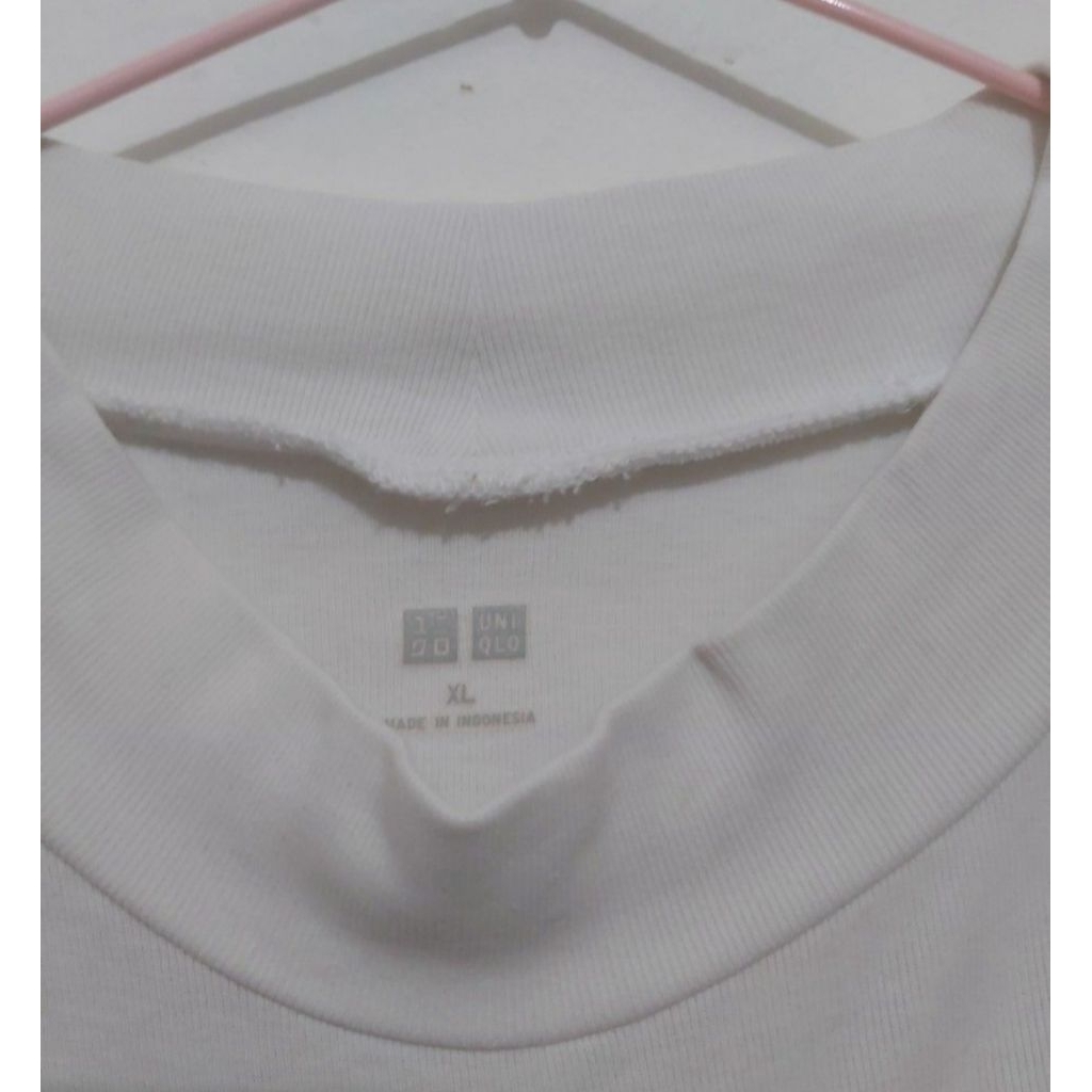 Kaos uniqlo putih