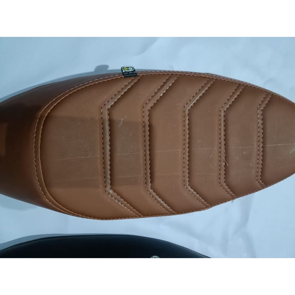 JOK MOTOR HONDA C70.CMK.MODEL TELOR KULIT MBITECH COKLAT MOTIF TIMBUL