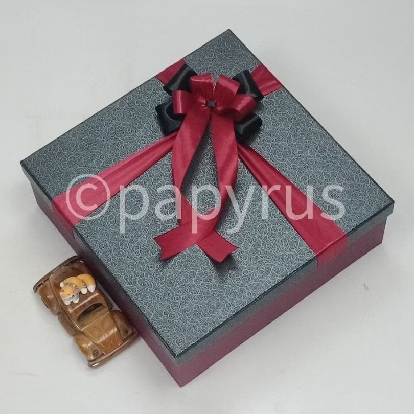 

PAPYRUS Kombinasi 30x30 Tinggi 10cm Kotak Kado Gift Box V1