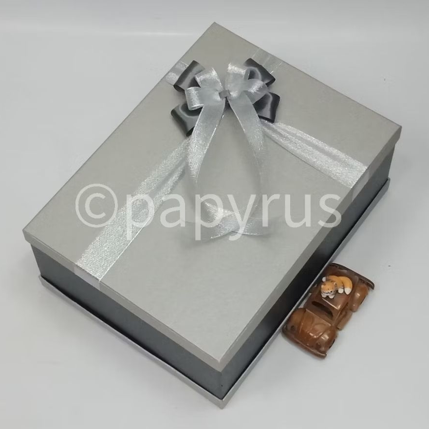 

PAPYRUS Sandwich 30x40 Tinggi 15cm Kotak Kado Gift Box Hadiah V3